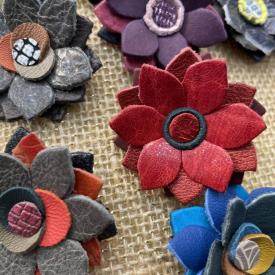 Atelier Créatif Cuir à Brouage- Bijoux «flower power», monté en bague ou broche, au choix._Marennes-Hiers-Brouage