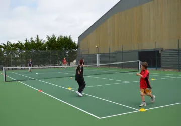 Jeux à l'école de tennis